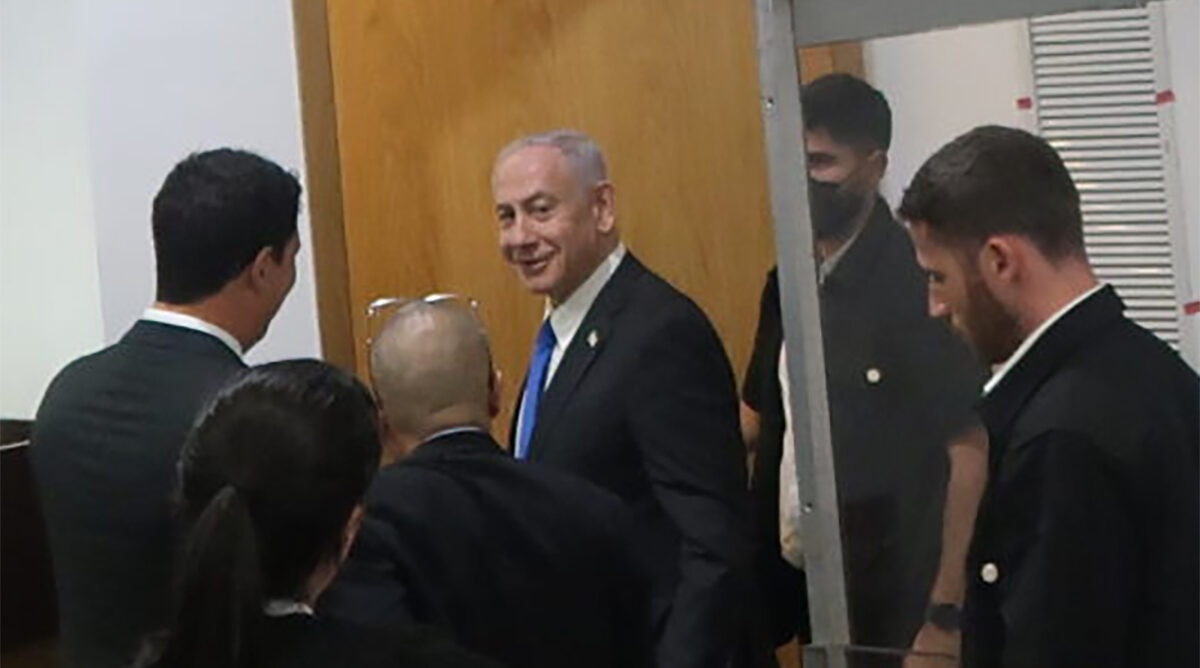 ראש הממשלה הנאשם בשוחד בנימין נתניהו עוזב את אולם ביהמ"ש בתום יום עדותו ה-63, 16.12.2025 (צילום: אורן פרסיקו) ראש הממשלה הנאשם בשוחד בנימין נתניהו עוזב את אולם ביהמ"ש בתום יום עדותו ה-63, 16.12.2025 (צילום: אורן פרסיקו)