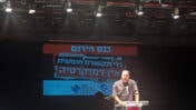 אודי סגל, מגיש מהדורת חדשות 13, בכנס החירום נגד "חוק קרעי", תל-אביב, 10.12.25 (צילום: ניצן יסעור)