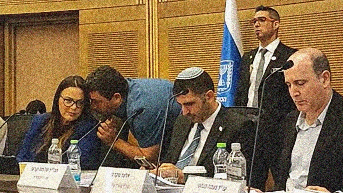 אלעד זמיר, ראש המטה של שר התקשורת שלמה קרעי, לוחש על אוזנה של יו"ר "ועדת התקשורת" ח"כ גלית דיסטל-אטבריאן. מימין: מנכ"ל משרד התקשורת אלעד מקדסי ושר התקשורת שלמה קרעי; ישיבת ועדת התקשורת, 8.12.25 (צילום מתוך שידורי הוועדה) אלעד זמיר, ראש המטה של שר התקשורת שלמה קרעי, לוחש על אוזנה של יו"ר "ועדת התקשורת" ח"כ גלית דיסטל-אטבריאן. מימין: מנכ"ל משרד התקשורת אלעד מקדסי ושר התקשורת שלמה קרעי; ישיבת ועדת התקשורת, 8.12.25 (צילום מתוך שידורי הוועדה)