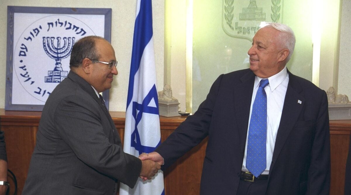 ראש הממשלה אריאל שרון (מימין) לוחץ את ידו של ראש המוסד הנכנס האלוף במיל. מאיר דגן, 30.10.2002 (צילום: סער יעקב, לע"מ)