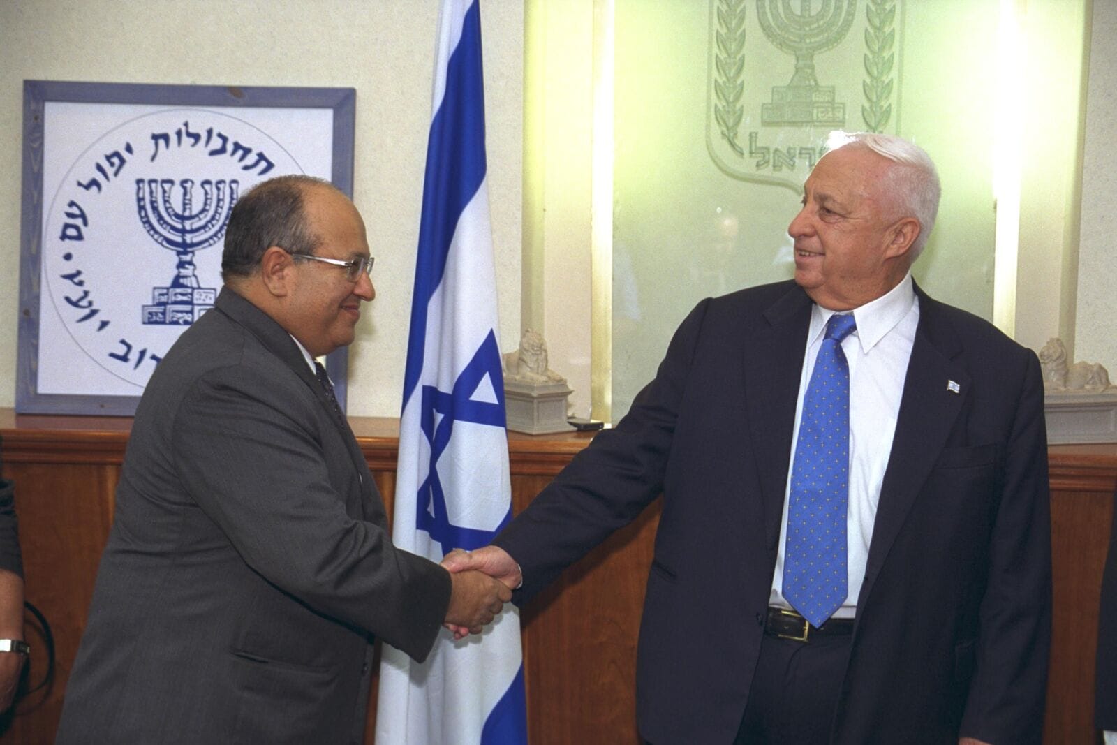 ראש הממשלה אריאל שרון (מימין) לוחץ את ידו של ראש המוסד הנכנס האלוף במיל. מאיר דגן, 30.10.2002 (צילום: סער יעקב, לע"מ)