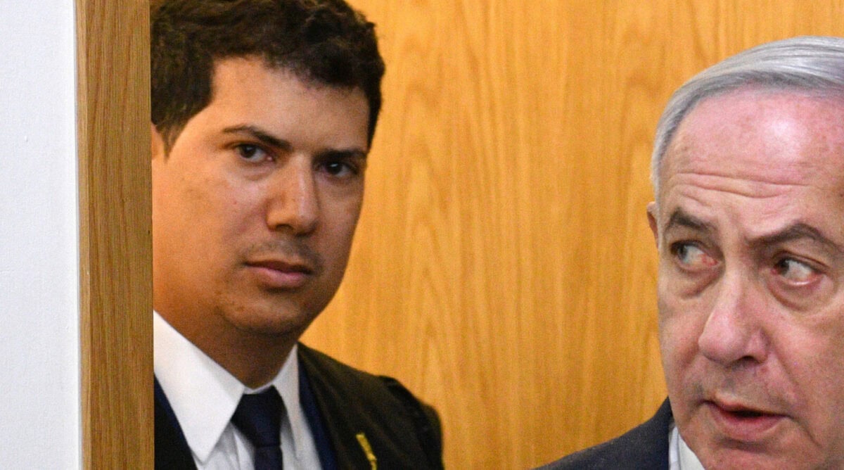 עו"ד עמית חדד עם בנימין נתניהו, הלקוח שלו, בפתח אחד מימי העדות בבית המשפט המחוזי בתל-אביב. 3.3.2025 (צילום: ראובן קסטרו) עו"ד עמית חדד עם בנימין נתניהו, הלקוח שלו, בפתח אחד מימי העדות בבית המשפט המחוזי בתל-אביב. 3.3.2025 (צילום: ראובן קסטרו)