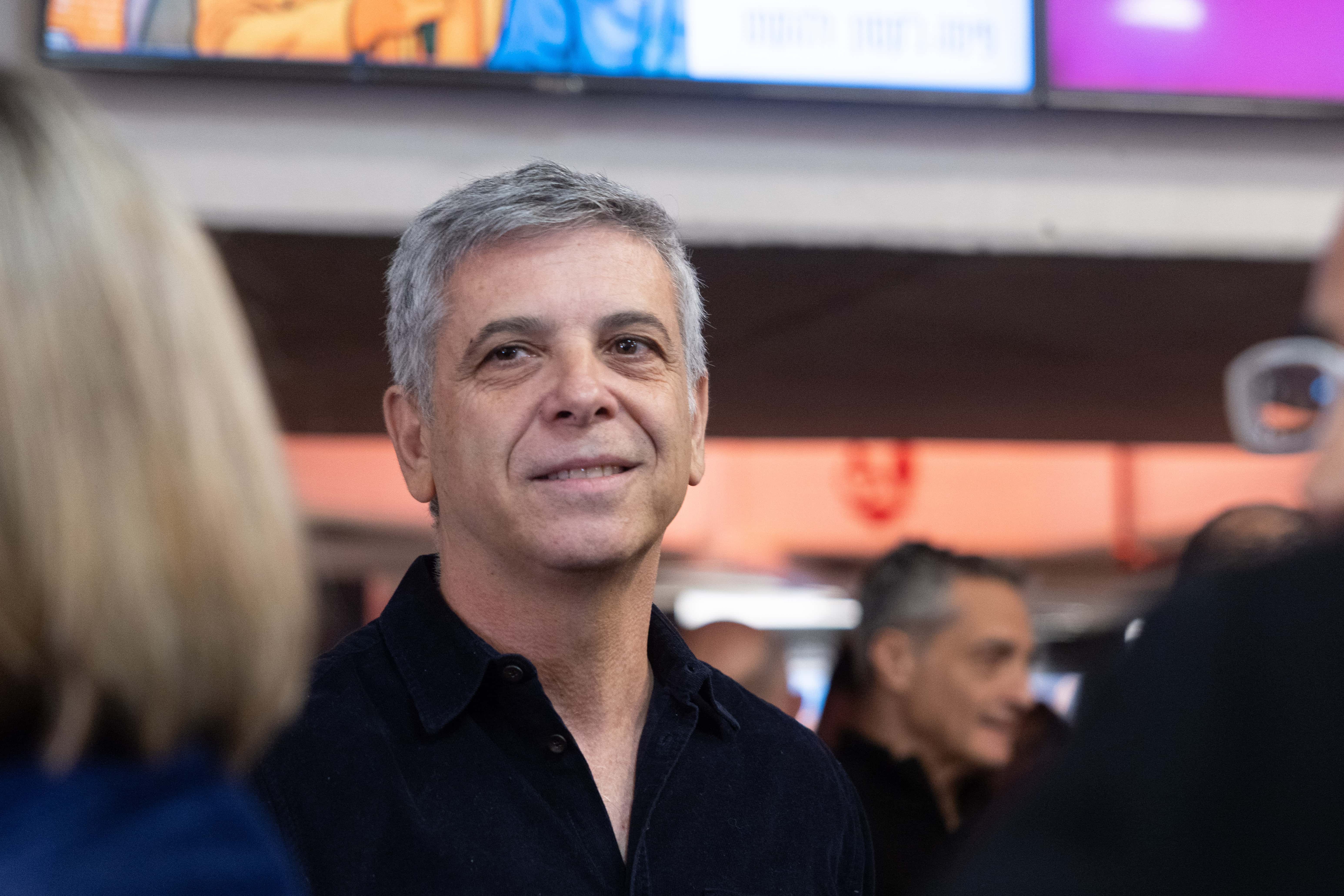 מנכ"ל חדשות 12 אבי וייס, כנס החירום להצלת הדמוקרטיה, תל-אביב, 9.12.25 (צילום: מרים אלסטר)