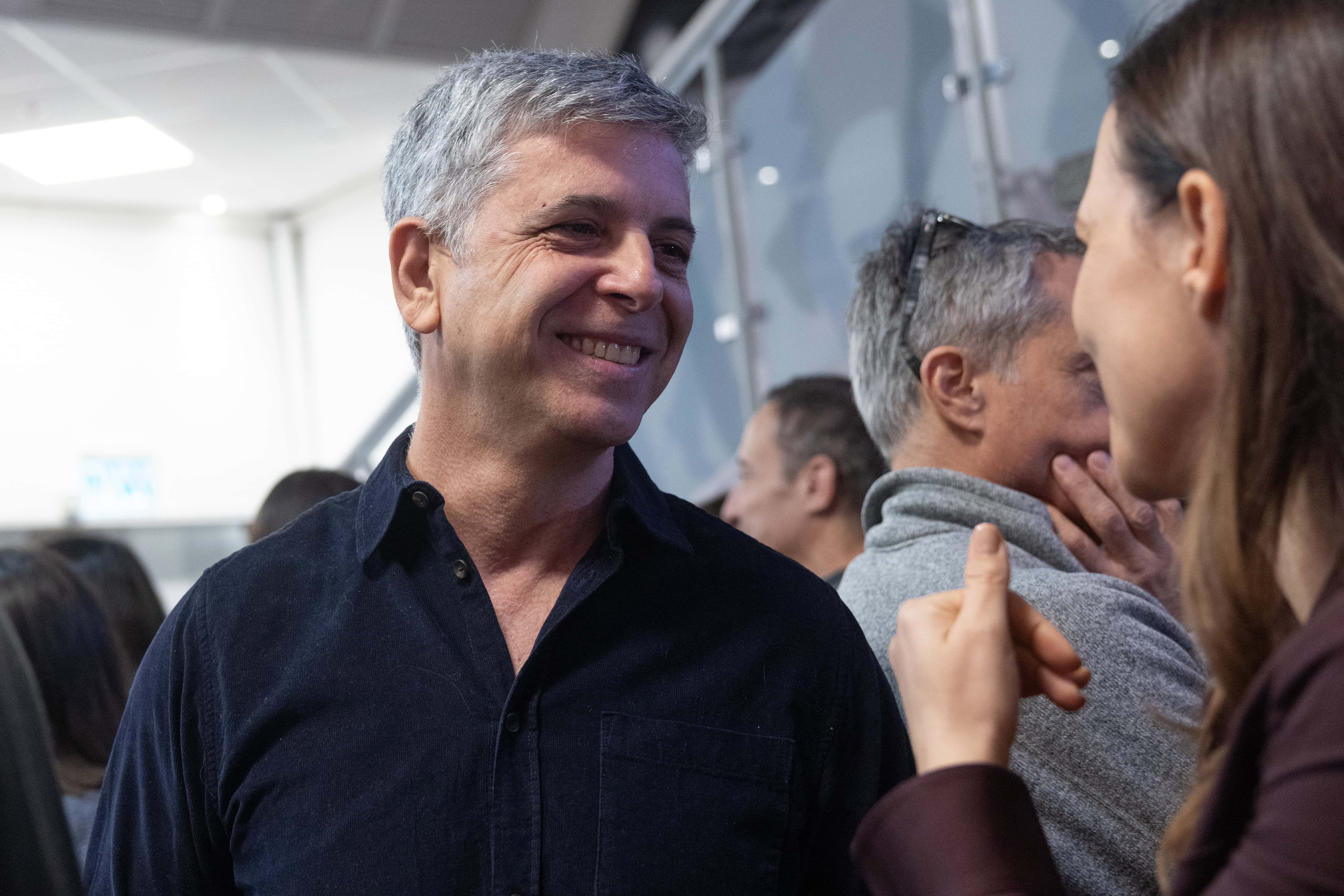 מנכ"ל חדשות 12 אבי וייס משוחח עם יונית לוי, כנס החירום להצלת הדמוקרטיה, תל-אביב, 9.12.25 (צילום: מרים אלסטר)