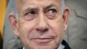 בנימין נתניהו בבית המשפט בפתח אחד מימי עדותו, 2025 (צילום: ראובן קסטרו)