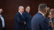 בנימין נתניהו עם צחי ברוורמן בכנסת, נובמבר 2025 (צילום: חיים גולדברג)