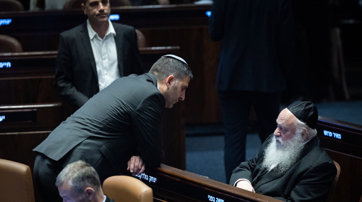 שר התקשורת שלמה קרעי (משמאל) משוחח עם יו"ר יהדות התורה הח"כ יצחק גולדקנופף. משקיף: יו"ר הקואליציה ויו"ר ועדת הכנסת אופיר כץ. בתחתית התמונה: שר המשפטים יריב לוין; מליאת הכנסת, 5.11.25 (צילום: יונתן זינדל)