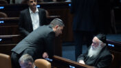 שר התקשורת שלמה קרעי (משמאל) משוחח עם יו"ר יהדות התורה הח"כ יצחק גולדקנופף. משקיף: יו"ר הקואליציה ויו"ר ועדת הכנסת אופיר כץ. בתחתית התמונה: שר המשפטים יריב לוין; מליאת הכנסת, 5.11.25 (צילום: יונתן זינדל)