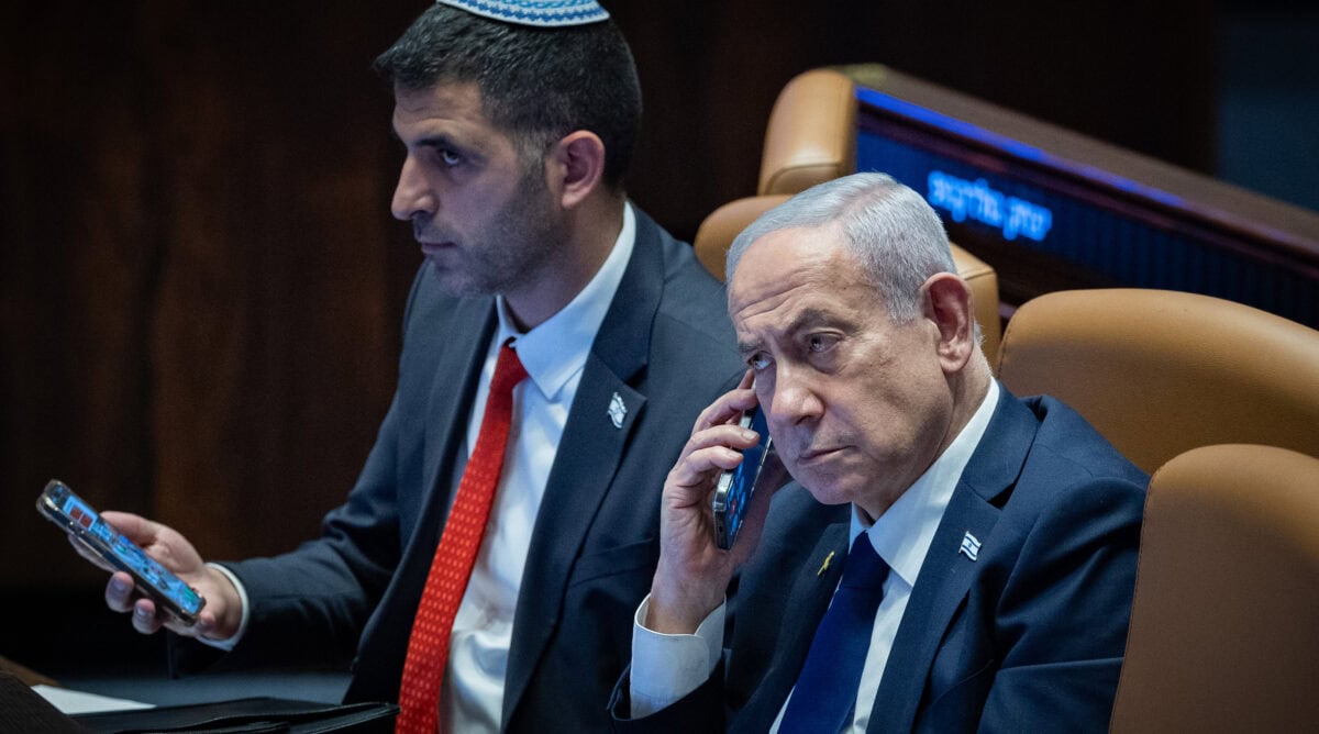 בנימין נתניהו והשר שלמה קרעי במליאת הכנסת, נובמבר 2025 (צילום: יונתן זינדל)