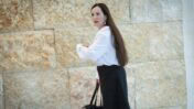 טלי גוטליב, חברת הכנסת מהליכוד, מגיעה לדיון בעתירות נגד מינוי דוד זיני לראשות השב"כ; ביהמ"ש העליון, ירושלים, 18.11.25 (צילום: יונתן זינדל)