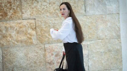 טלי גוטליב, חברת הכנסת מהליכוד, מגיעה לדיון בעתירות נגד מינוי דוד זיני לראשות השב"כ; ביהמ"ש העליון, ירושלים, 18.11.25 (צילום: יונתן זינדל)