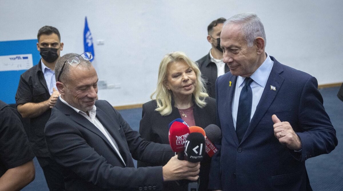 בנימין ושרה נתניהו מתכוננים למסור הצהרה לתקשורת בשולי הבחירות לוועידת הליכוד. אוחז במיקרופונים: הדובר גיא לוי. ירושלים, 25.11.2025 (צילום: חיים גולדברג) בנימין ושרה נתניהו מתכוננים למסור הצהרה לתקשורת בשולי הבחירות לוועידת הליכוד. אוחז במיקרופונים: הדובר גיא לוי. ירושלים, 25.11.2025 (צילום: חיים גולדברג)