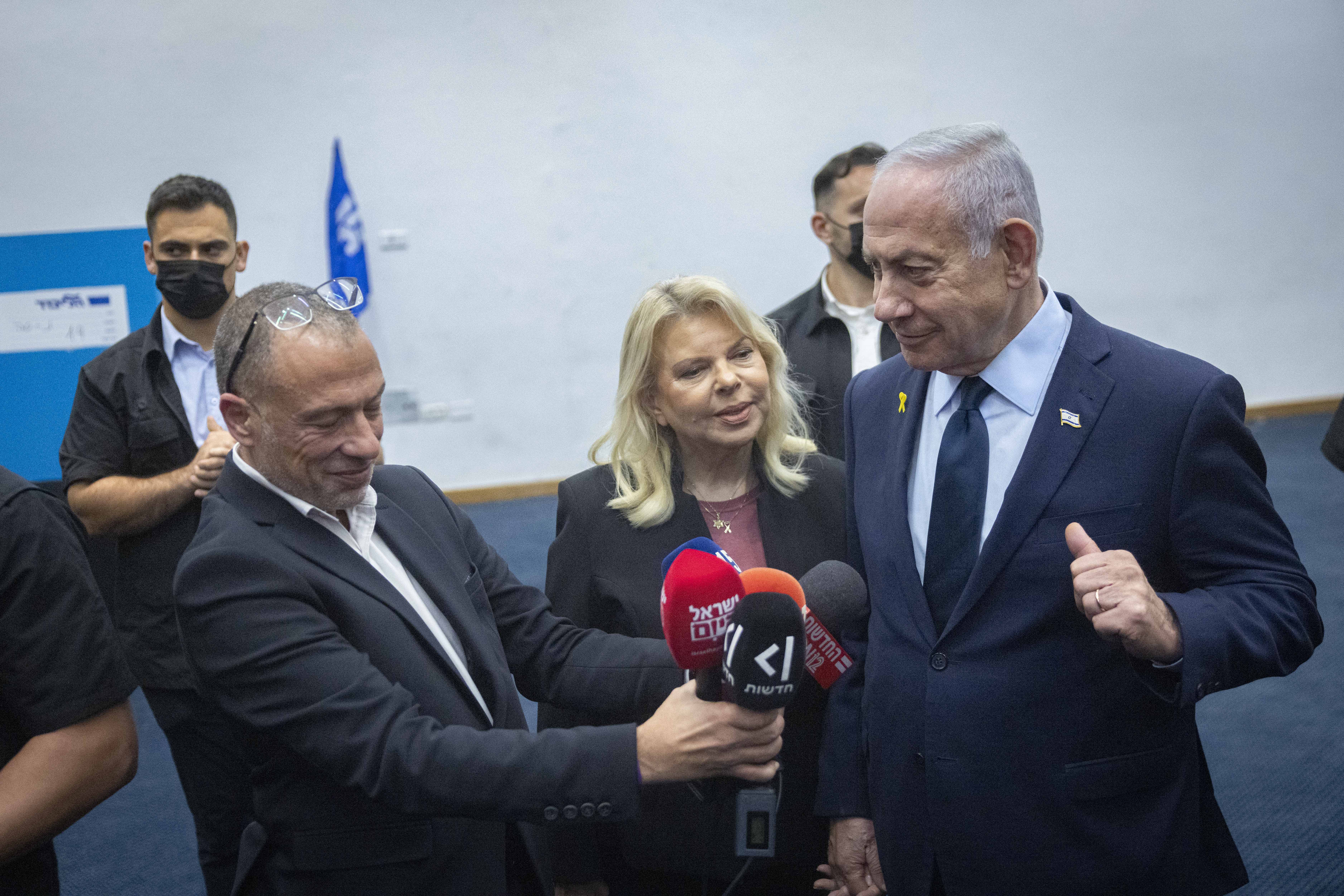 בנימין ושרה נתניהו מתכוננים למסור הצהרה לתקשורת בשולי הבחירות לוועידת הליכוד. אוחז במיקרופונים: הדובר גיא לוי. ירושלים, 25.11.2025 (צילום: חיים גולדברג) בנימין ושרה נתניהו מתכוננים למסור הצהרה לתקשורת בשולי הבחירות לוועידת הליכוד. אוחז במיקרופונים: הדובר גיא לוי. ירושלים, 25.11.2025 (צילום: חיים גולדברג)