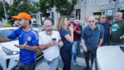 עיתונאי חדשות 12 גיא פלג (מימין) והעבריין המורשע מרדכי דוד (משמאל), מחוץ לבית המשפט בתל-אביב, 27.11.25 (צילום: טל גל)