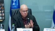 ח"כ צביקה פוגל (עוצמה-יהודית), יו"ר הוועדה לביטחון לאומי של הכנסת, בישיבת הוועדה בדיון על החוק להגבלת כלי תקשורת זרים, 16.12.25 (צילום: יונתן זינדל)