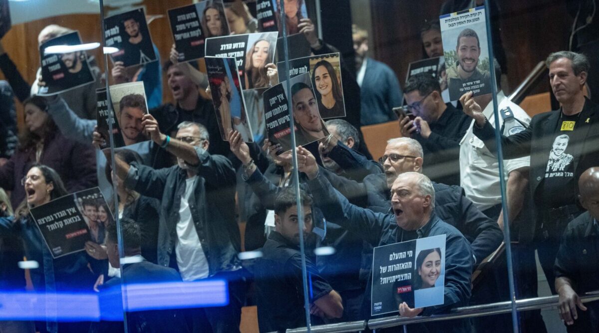 משפחות שכולות מוחות נגד חקיקת החוק נגד ועדת חקירה ממלכתית לאירועי ה-7 באוקטובר, מליאת הכנסת, 24..12.25 (צילום: יונתן זינדל) משפחות שכולות מוחות נגד חקיקת החוק נגד ועדת חקירה ממלכתית לאירועי ה-7 באוקטובר, מליאת הכנסת, 24..12.25 (צילום: יונתן זינדל)