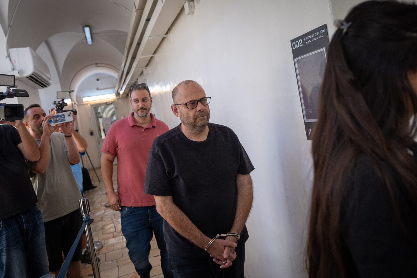 קצין המשטרה לשעבר צחי חבקין מובל לביהמ"ש המחוזי בירושלים לאחר שנעצר בחשד שקיבל שוחד מארגון פשע, 10.10.25 (צילום: יונתן זינדל) קצין המשטרה לשעבר צחי חבקין מובל לביהמ"ש המחוזי בירושלים לאחר שנעצר בחשד שקיבל שוחד מארגון פשע, 10.10.25 (צילום: יונתן זינדל)