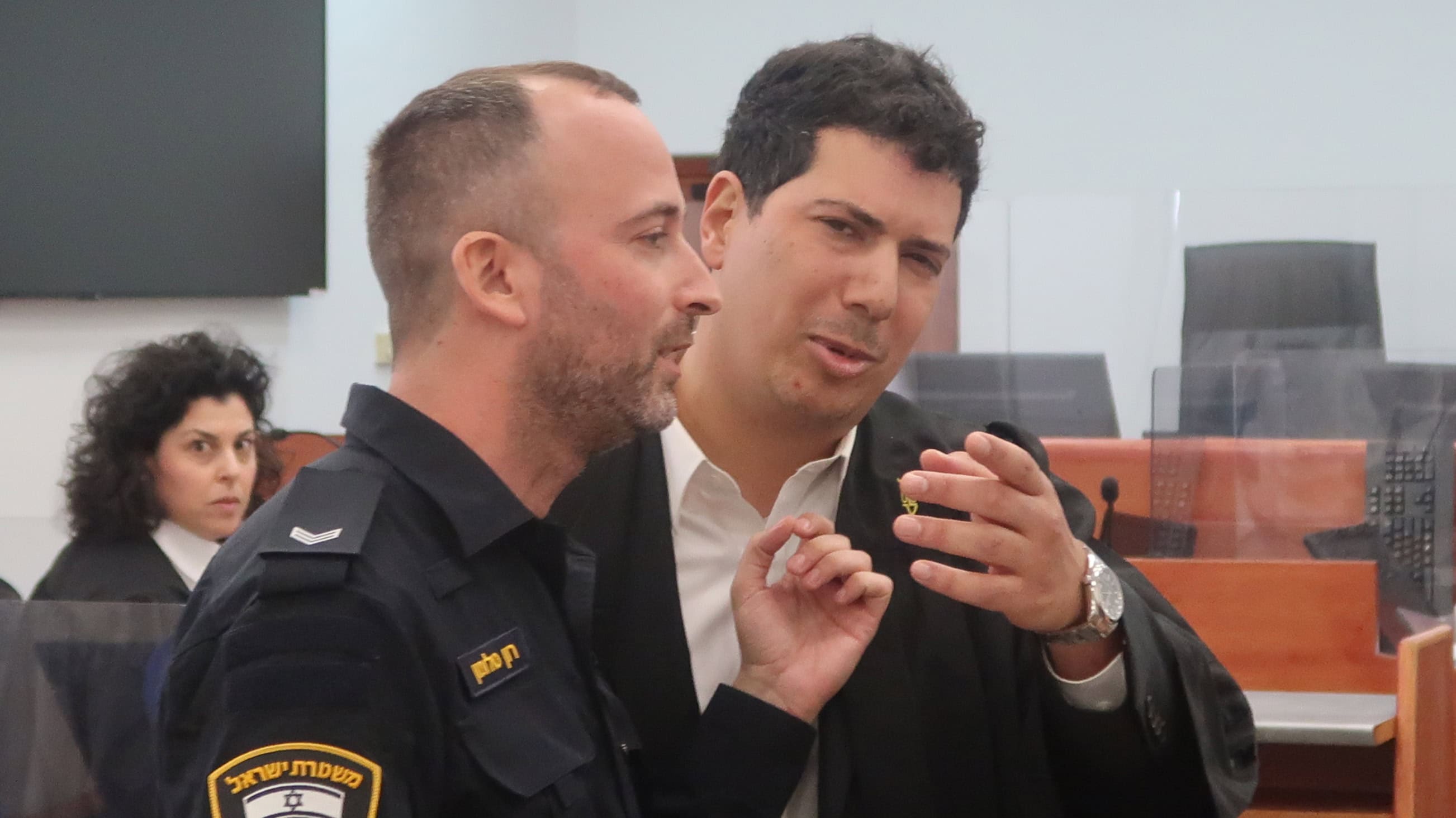 עו"ד עמית חדד (מימין) משוחח עם רס"ב רון סולומון. מאחור: עו"ד ניצן וולקן מהפרקליטות, 21.12.2025 (צילום: אורן פרסיקו) עו"ד עמית חדד (מימין) משוחח עם רס"ב רון סולומון. מאחור: עו"ד ניצן וולקן מהפרקליטות, 21.12.2025 (צילום: אורן פרסיקו)