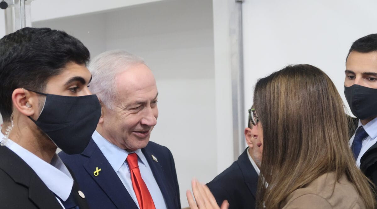 ראש הממשלה הנאשם בשוחד בנימין נתניהו נפגש עם עדי סבו מ"פרויקט 315", בסיום יום עדותו ה-65, 25.12.25 (צילום: אורן פרסיקו) ראש הממשלה הנאשם בשוחד בנימין נתניהו נפגש עם עדי סבו מ"פרויקט 315", בסיום יום עדותו ה-65, 25.12.25 (צילום: אורן פרסיקו)