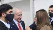 ראש הממשלה הנאשם בשוחד בנימין נתניהו נפגש עם עדי סבו מ"פרויקט 315", בסיום יום עדותו ה-65, 25.12.25 (צילום: אורן פרסיקו)