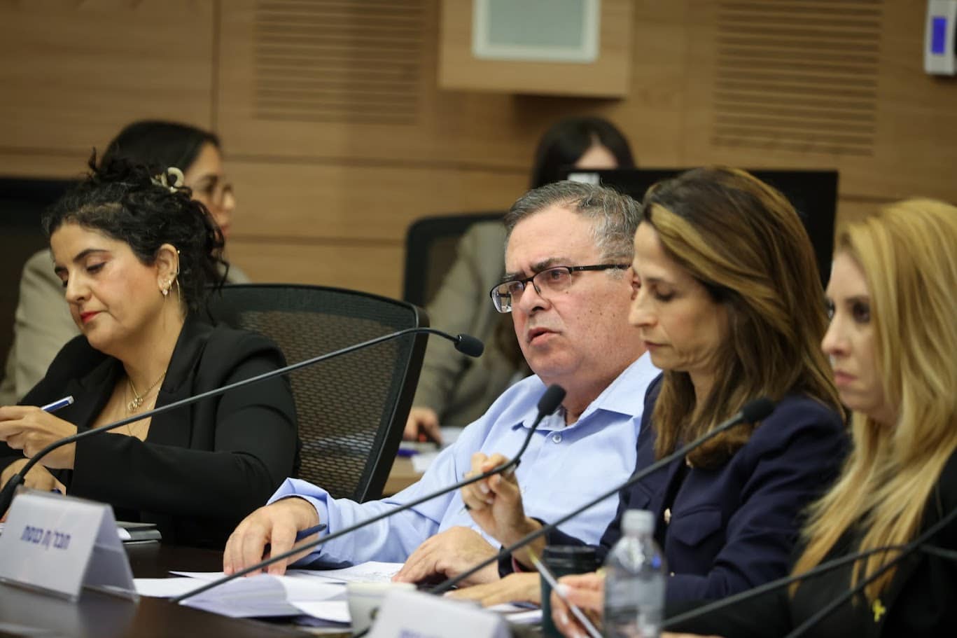 יו"ר ועדת הכלכלה, הח"כ הנאשם דוד ביטן, בדיון בוועדת הכנסת על הקמת ועדת תקשורת מיוחדת, 1.12.25 (צילום:: נועם מושקוביץ, דוברות הכנסת)