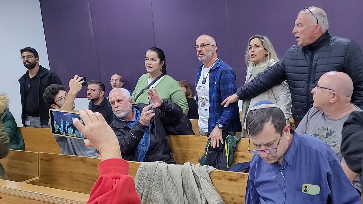 בני המשפחות השכולות באולם, אחרי יציאת השופטים. מימין לשמאל: אייל אשל, רעות אדרי, ליעד ברעם וענת בן-עמי. בית המשפט המחוזי בתל-אביב, 10.12.2025 (צילום: איתמר ב"ז) בני המשפחות השכולות באולם, אחרי יציאת השופטים. מימין לשמאל: אייל אשל, רעות אדרי, ליעד ברעם וענת בן-עמי. בית המשפט המחוזי בתל-אביב, 10.12.2025 (צילום: איתמר ב"ז)