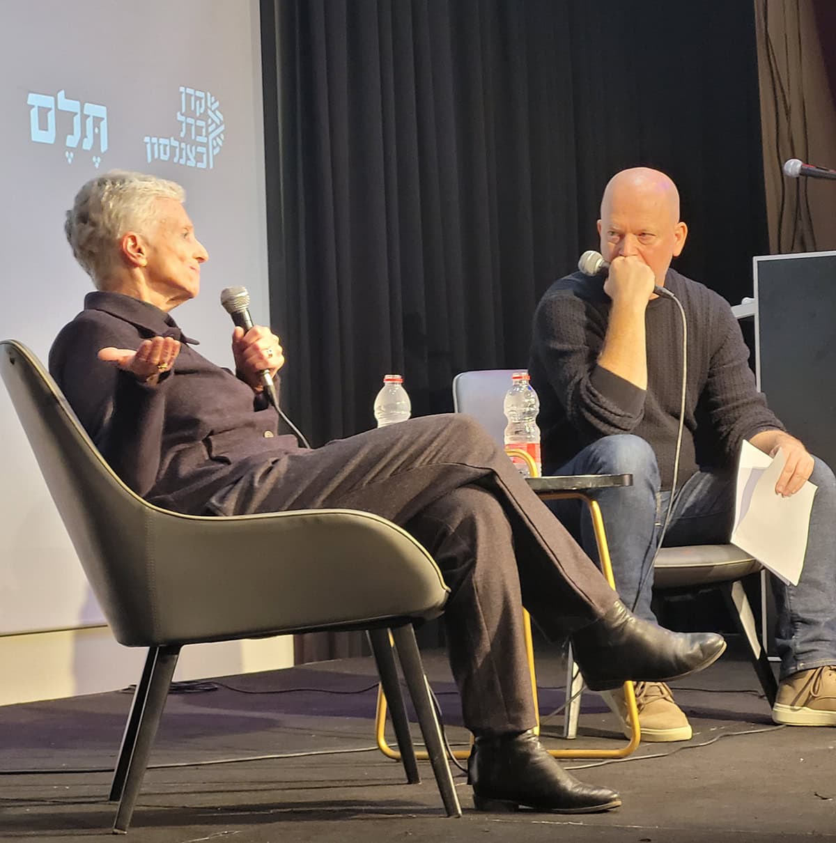 השופטת בדימוס נאוה בן-אור עם המראיין, אורי תובל, בכנס "תלם" על פרשת הכסף הקטארי. בית ציוני אמריקה, תל-אביב, 29.12.2025 (צילום: איתמר ב"ז)