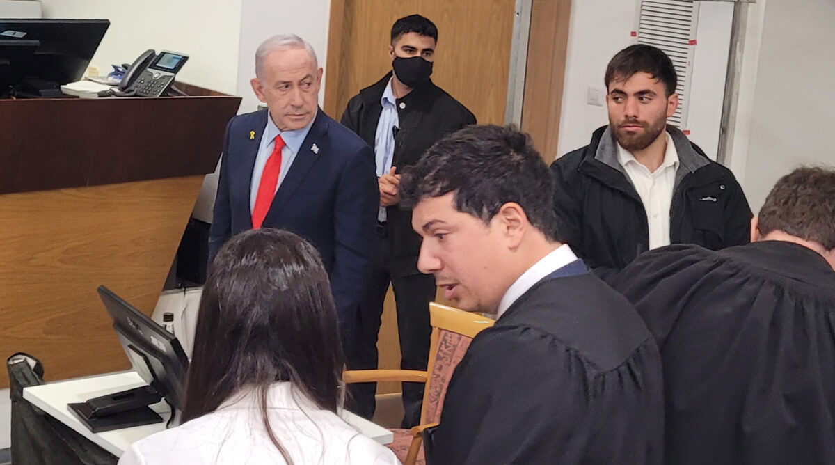 בנימין נתניהו, ראש הממשלה ונאשם מס' 1 במשפט המו"לים, במהלך אחת ההפסקות ביום עדותו ה-64 (בחזית: סנגורו, עמית חדד). בית המשפט המחוזי בתל-אביב, 17.12.2025 (צילום: איתמר ב"ז) בנימין נתניהו, ראש הממשלה ונאשם מס' 1 במשפט המו"לים, במהלך אחת ההפסקות ביום עדותו ה-64 (בחזית: סנגורו, עמית חדד). בית המשפט המחוזי בתל-אביב, 17.12.2025 (צילום: איתמר ב"ז)