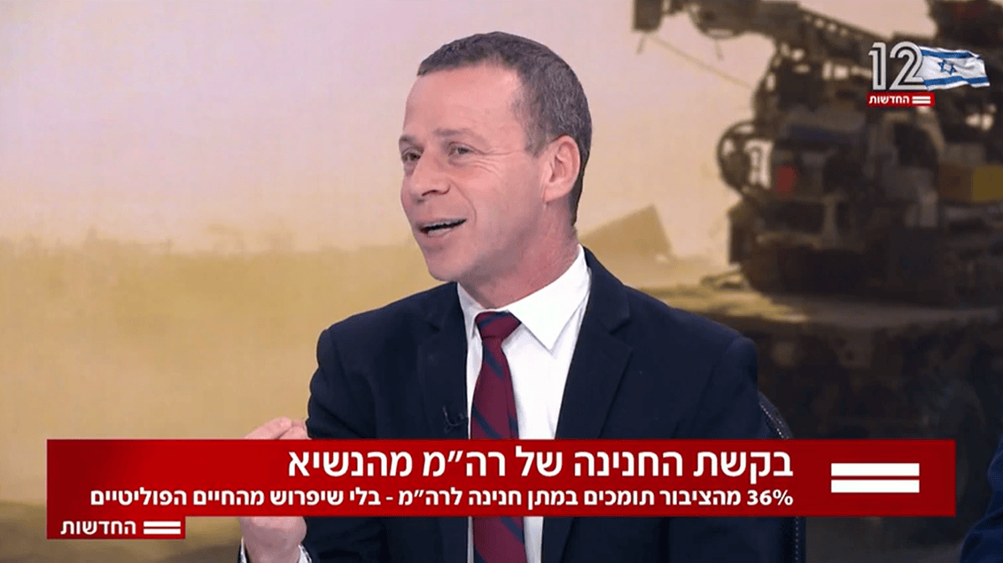 עמית סגל מדברר את גרסת הנאשם נתניהו סביב הדרישה שלו לבטל את משפטו, חדשות 12, 30.11.25 (צילום מסך)