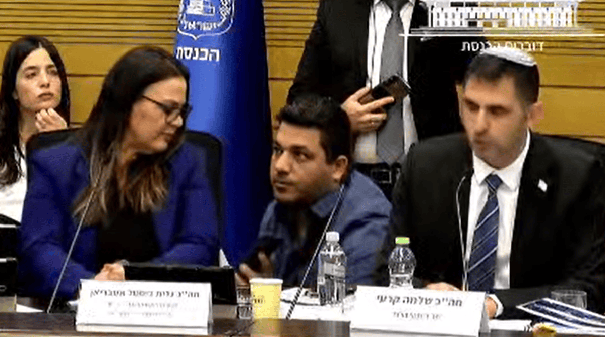 שר התקשורת שלמה קרעי (מימין), עוזרו אלעד זמיר וחברת הכנסת גלית דיסטל-אטבריאן, פתיחת הדיונים ב"ועדת התקשורת", כנסת ישראל, 8.12.25 (צילום מסך) שר התקשורת שלמה קרעי (מימין), עוזרו אלעד זמיר וחברת הכנסת גלית דיסטל-אטבריאן, פתיחת הדיונים ב"ועדת התקשורת", כנסת ישראל, 8.12.25 (צילום מסך)