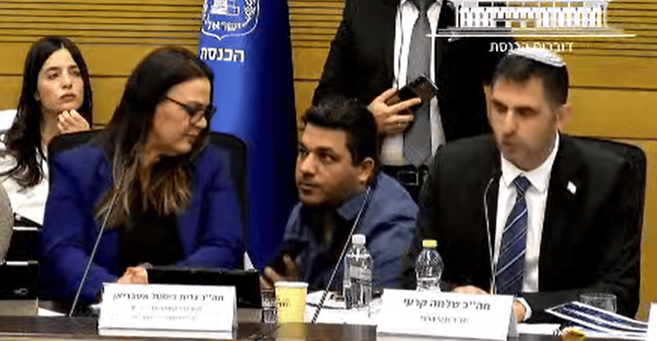 שר התקשורת שלמה קרעי (מימין), עוזרו אלעד זמיר וחברת הכנסת גלית דיסטל-אטבריאן, פתיחת הדיונים ב"ועדת התקשורת", כנסת ישראל, 8.12.25 (צילום מסך)