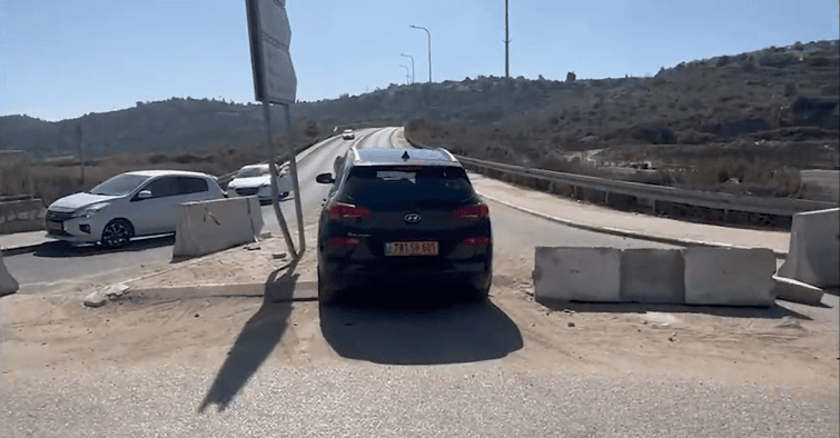 צילום מסך 2025-12-14 165010 חסימה משטרתית בכפר פוריידיס, צילום מסך מתוך סרטון של כתב "וואלה" יואב איתיאל