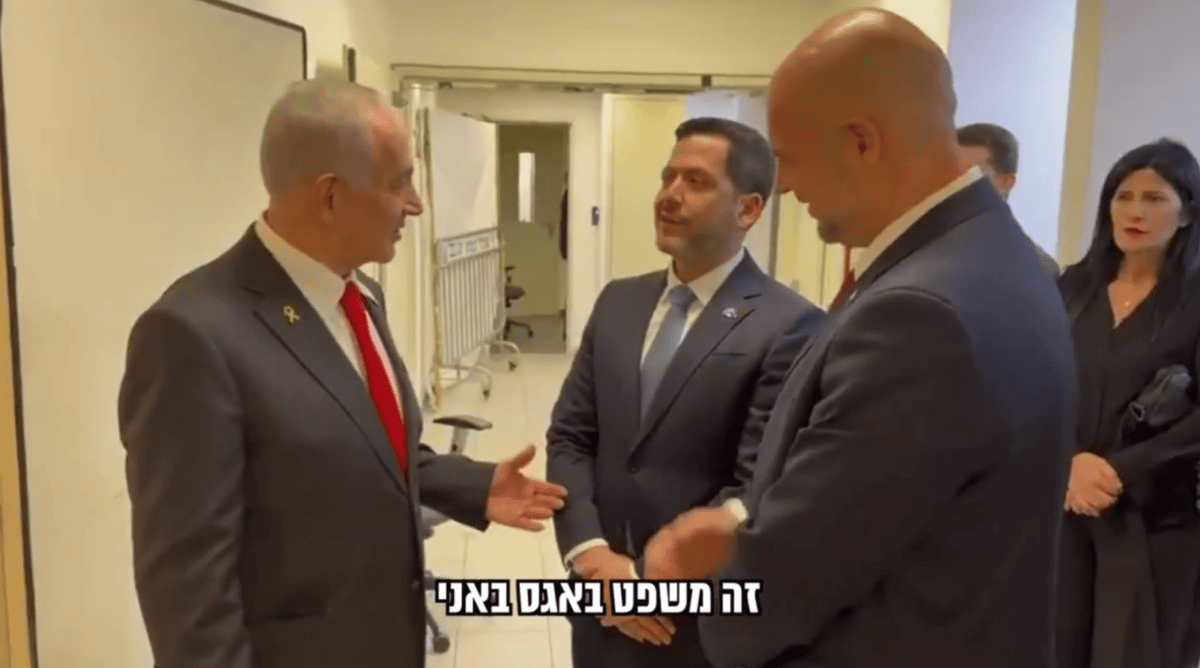 רה"מ הנאשם של ישראל בנימין נתניהו (משמאל), עם יו"ר הפרלמנט של פרגוואי ראול לאטורה (במרכז) ויו"ר הכנסת אמיר אוחנה, בבית-המשפט המחוזי בתל-אביב בעת שהם מצלמים סרטון תעמולה נגד מערכת המשפט בישראל, 15.1.25 (צילום מסך) רה"מ הנאשם של ישראל בנימין נתניהו (משמאל), עם יו"ר הפרלמנט של פרגוואי ראול לאטורה (במרכז) ויו"ר הכנסת אמיר אוחנה, בבית-המשפט המחוזי בתל-אביב בעת שהם מצלמים סרטון תעמולה נגד מערכת המשפט בישראל, 15.1.25 (צילום מסך)