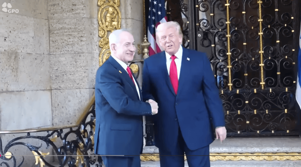 נשיא ארה"ב דונלד טראמפ (מימין) ורה"מ הנאשם בנימין נתניהו, מאר-א-לגו, ארה"ב, 30.12.25 (צילום מסך)