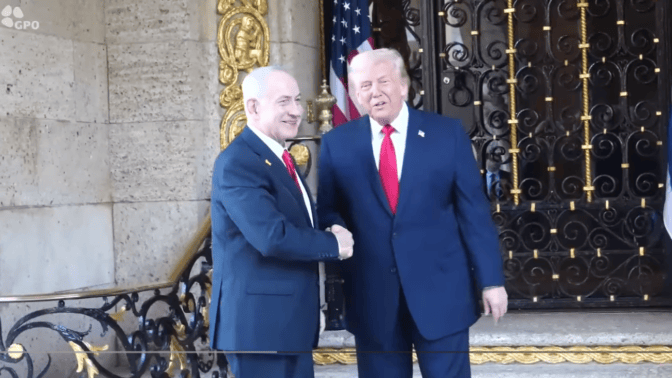 נשיא ארה"ב דונלד טראמפ (מימין) ורה"מ הנאשם בנימין נתניהו, מאר-א-לגו, ארה"ב, 30.12.25 (צילום מסך)