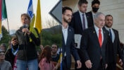 מימין: רה"מ הנאשם בנימין נתניהו מוקף בפמליית יועצים ומאבטחים, פרופ' שקמה ברסלר בהפגנה נגד ממשלת נתניהו (צילומים: פלאש90)