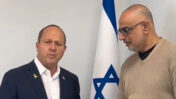 מימין: פאנליסט ערוץ 14 משה כהן אליה והשר ניר ברקת, בצילום מסך מתוך סרטון בו מודיע ברקת כי כהן אליה יעמוד בראש קרן שהקים, ויממן בשני מיליון שקל, למלחמה בערוץ 12