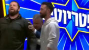 ינון מגל דוחף מפגין ימין, יאיר אנסבכר, המוחה נגד מדיניות ממשלת נתניהו בעזה, מחוץ לאולפן "הפטריוטים" בערוץ 14, 25.1.26