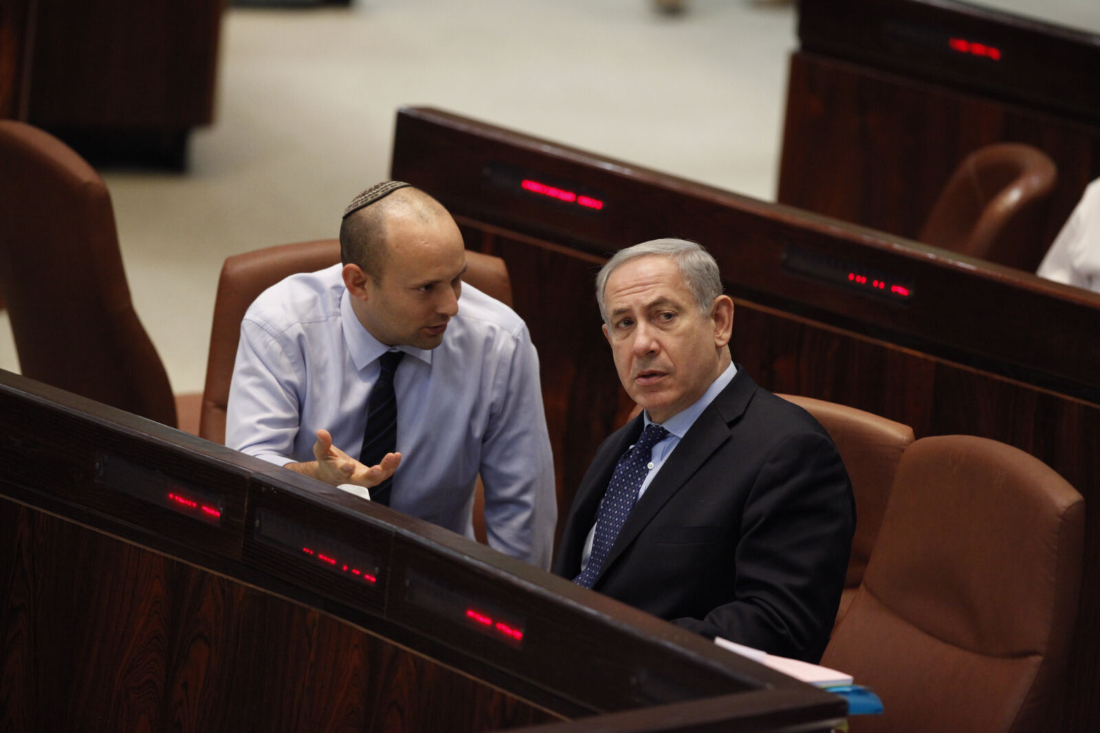 בנימין נתניהו (מימין) ונפתלי בנט במליאת הכנסת, 29.7.2013 (צילום: פלאש90) בנימין נתניהו (מימין) ונפתלי בנט במליאת הכנסת, 29.7.2013 (צילום: פלאש90)