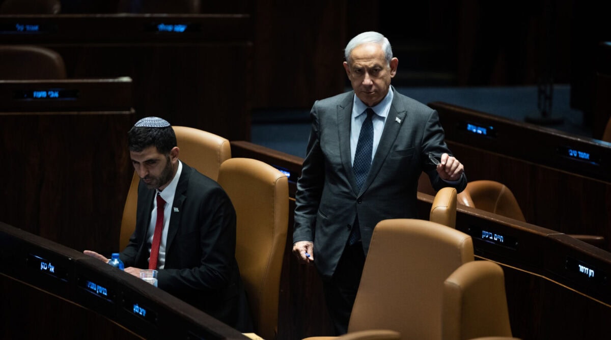 רה"מ הנאשם בנימין נתניהו (מימין) ושר התקשורת מהליכוד שלמה קרעי, מליאת הכנסת (צילום: יונתן זינדל)