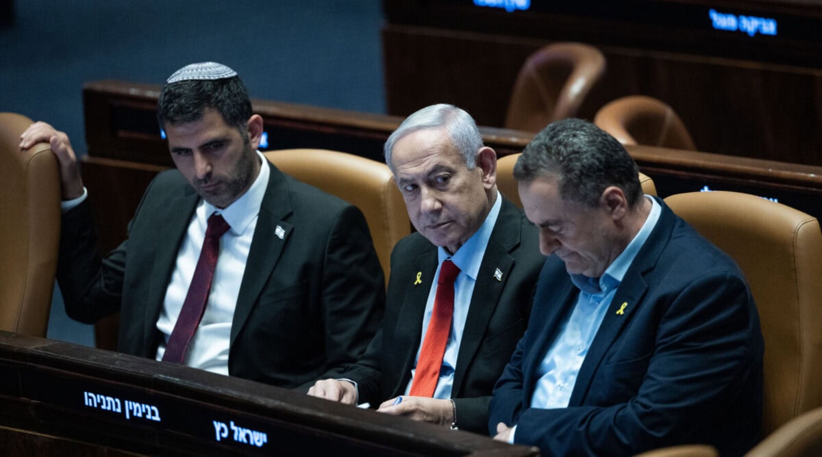 מימין: שר הביטחון ישראל כץ, רה"מ הנאשם בנימין נתניהו ושר התקשורת שלמה קרעי, מליאת הכנסת, 28.5.25 (צילום: יונתן זינדל)