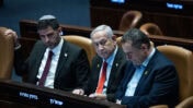 מימין: שר הביטחון ישראל כץ, רה"מ הנאשם בנימין נתניהו ושר התקשורת שלמה קרעי, מליאת הכנסת, 28.5.25 (צילום: יונתן זינדל)