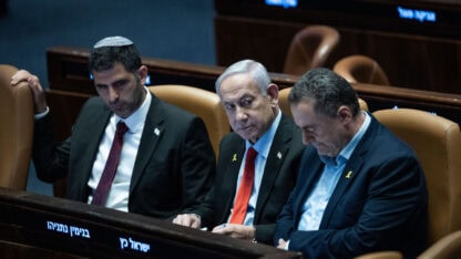מימין: שר הביטחון ישראל כץ, רה"מ הנאשם בנימין נתניהו ושר התקשורת שלמה קרעי, מליאת הכנסת, 28.5.25 (צילום: יונתן זינדל) מימין: שר הביטחון ישראל כץ, רה"מ הנאשם בנימין נתניהו ושר התקשורת שלמה קרעי, מליאת הכנסת, 28.5.25 (צילום: יונתן זינדל)