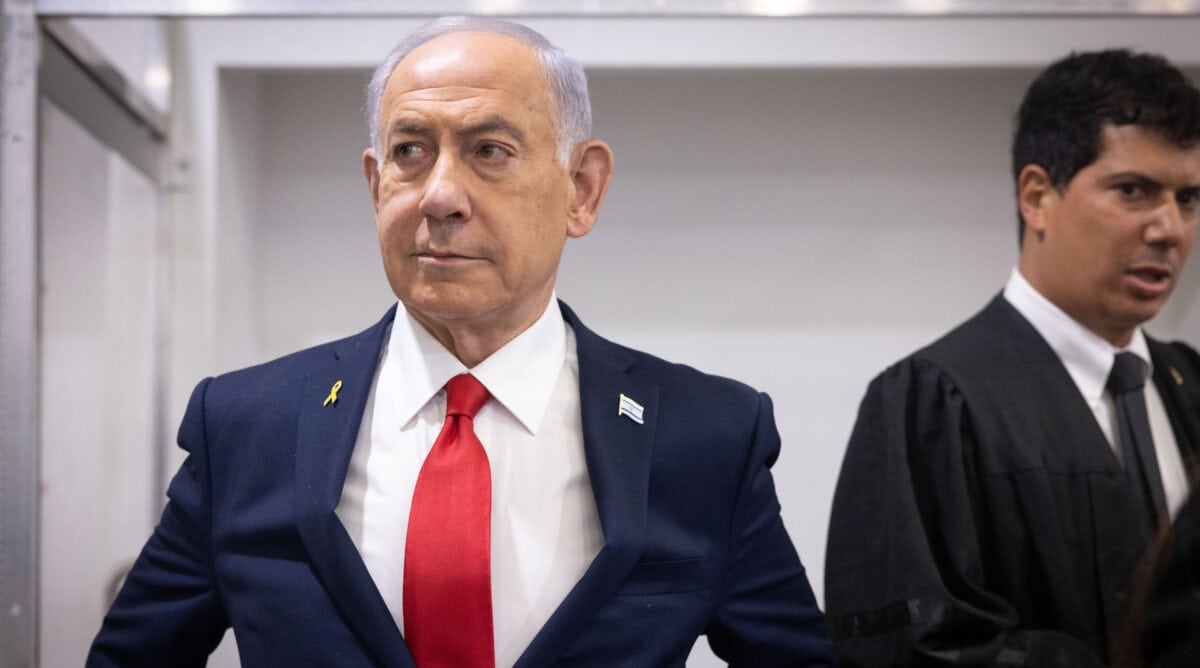 בנימין נתניהו בבית המשפט, אוקטובר 2025. מאחור: הסנגור עמית חדד (צילום: מרים אלסטר)