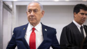 בנימין נתניהו בבית המשפט, אוקטובר 2025. מאחור: הסנגור עמית חדד (צילום: מרים אלסטר) בנימין נתניהו בבית המשפט, אוקטובר 2025. מאחור: הסנגור עמית חדד (צילום: מרים אלסטר)