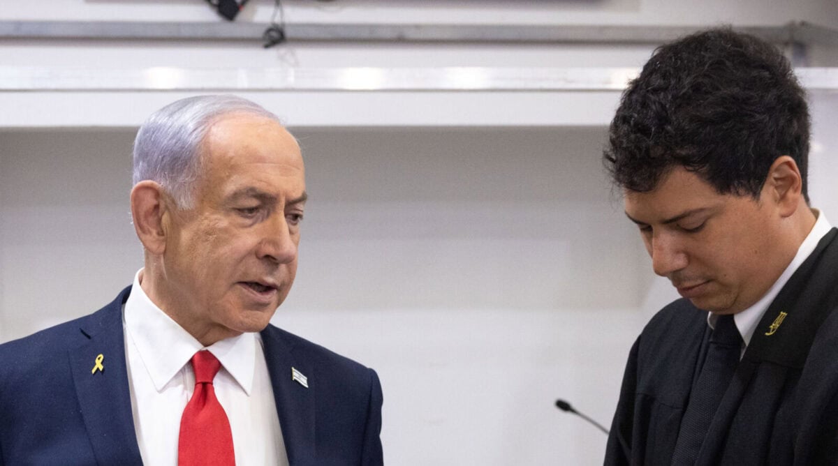 רה"מ הנאשם בנימין נתניהו (משמאל) ועו"ד עמית חדד, ביהמ"ש המחוזי בתל-אביב, 28.10.25 (צילום: מרים אלסטר)