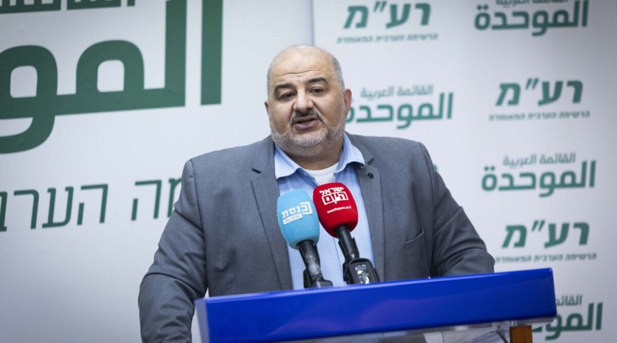 יו"ר רע"מ ח"כ מנסור עבאס בישיבת סיעה, כנסת ישראל, 24.11.25 (צילום: חיים גולדברג) יו"ר רע"מ ח"כ מנסור עבאס בישיבת סיעה, כנסת ישראל, 24.11.25 (צילום: חיים גולדברג)