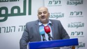 יו"ר רע"מ ח"כ מנסור עבאס בישיבת סיעה, כנסת ישראל, 24.11.25 (צילום: חיים גולדברג)