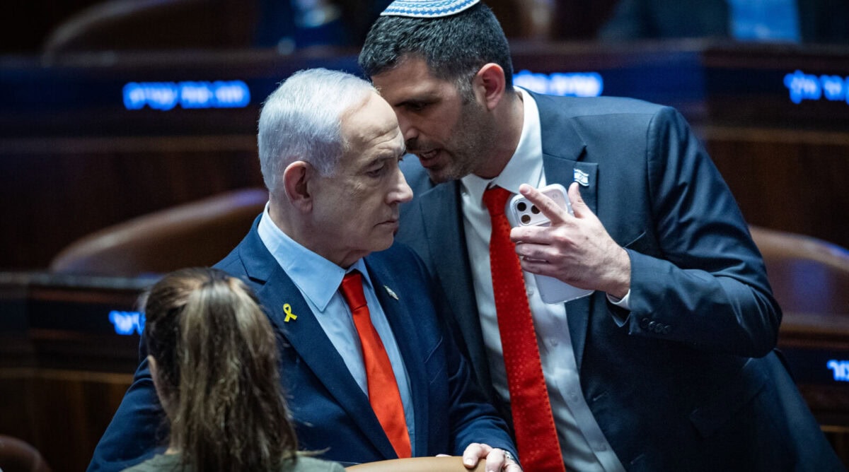רה"מ הנאשם בנימין נתניהו (משמאל) משוחח עם שר התקשורת שלמה קרעי, מליאת הכנסת, 5.1.26 (צילום: יונתן זינדל) רה"מ הנאשם בנימין נתניהו (משמאל) משוחח עם שר התקשורת שלמה קרעי, מליאת הכנסת, 5.1.26 (צילום: יונתן זינדל)