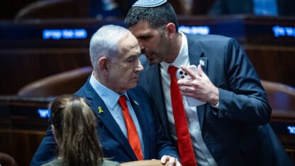 רה"מ הנאשם בנימין נתניהו (משמאל) משוחח עם שר התקשורת שלמה קרעי, מליאת הכנסת, 5.1.26 (צילום: יונתן זינדל) רה"מ הנאשם בנימין נתניהו (משמאל) משוחח עם שר התקשורת שלמה קרעי, מליאת הכנסת, 5.1.26 (צילום: יונתן זינדל)